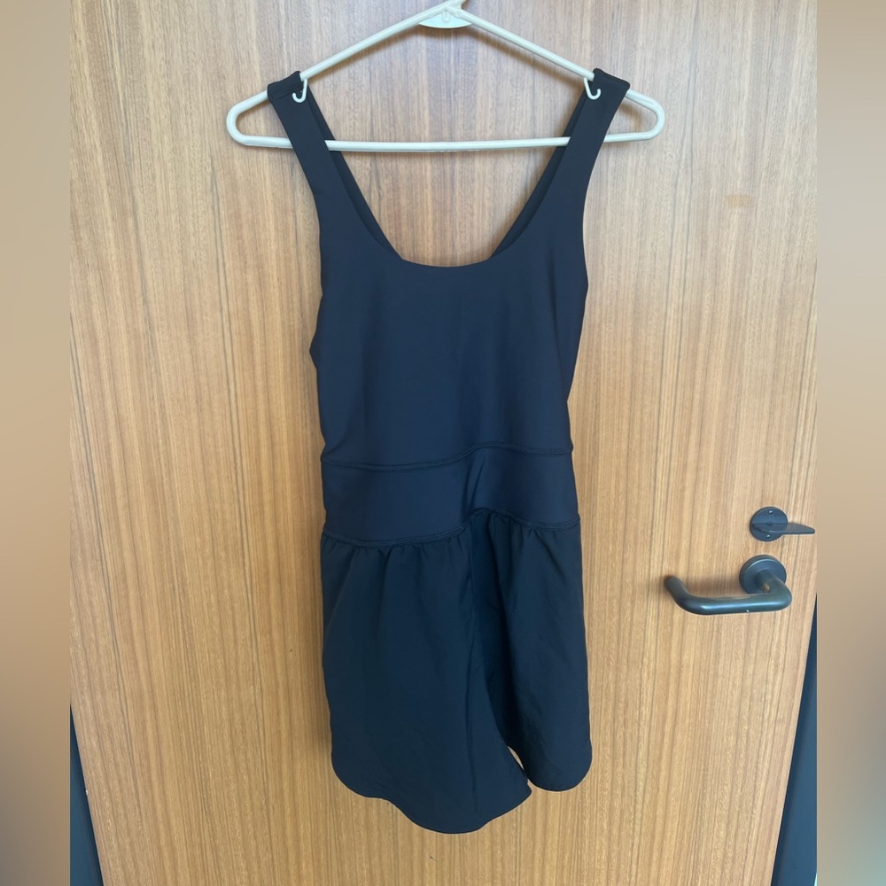EUC Old Navy PowerSoft Dolphin Hem Romper - M